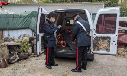 I Carabinieri seguono le tracce di un furgone rubato e trovano un deposito di "oro rosso"