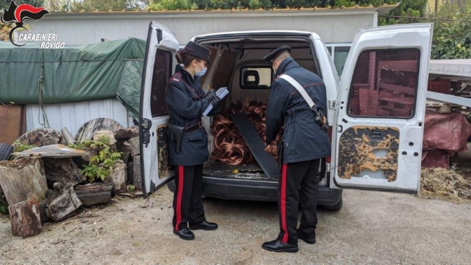 I Carabinieri seguono le tracce di un furgone rubato e trovano un deposito di “oro rosso”