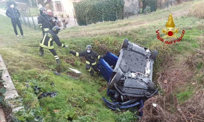 Perde il controllo dell’auto che finisce rovesciata nel fossato: feriti due anziani