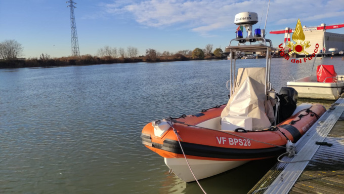 Si incagliano con la barca a vela e rischiano di morire di freddo