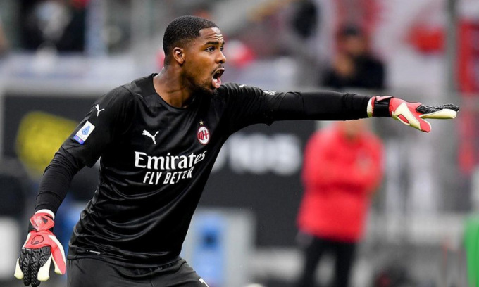 Insulti razzisti al portiere del Milan, il sindacalista per scusarsi vuole fare volontariato tra i migranti