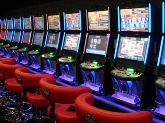 Si aggirava per la sala videolottery con un coltello, arrestato pregiudicato
