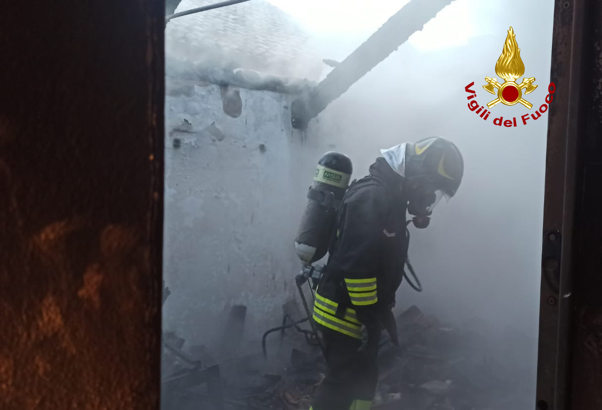 Incendio in pieno centro a Lendinara, due pompieri finiscono in ospedale
