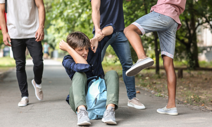 Dodicenne colpito con un pugno a scuola, polemica sulla punizione: “Sanzionato come l’aggressore”
