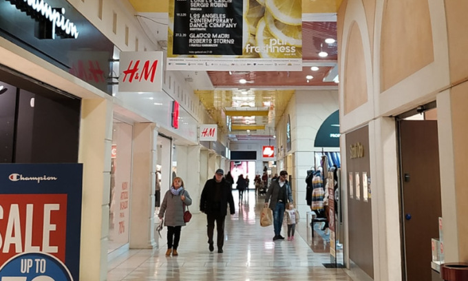 Studente 15enne ruba in un negozio: super commessa resiste alle botte e lo fa arrestare