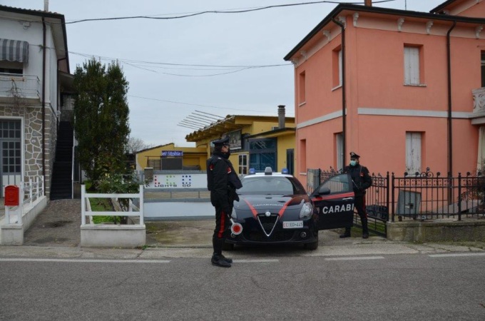 Ubriaco al volante, viene fermato dai Carabinieri: nell’auto il “bottino” trafugato da una ditta di Bergantino