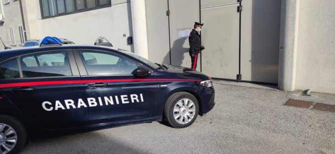 Laboratorio tessile degli orrori: i dipendenti clandestini lavoravano in barba alle norme anti Covid