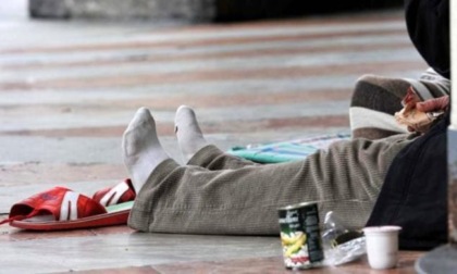 Tragedia a Rovigo: clochard si accascia nel parcheggio e muore davanti ai passanti