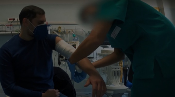 Occupa abusivamente una casa e investe in auto un giornalista che documenta lo sfratto