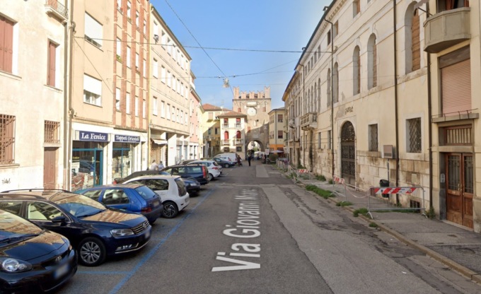 Trambusto in un appartamento, poi una donna cade dalla finestra ma gli agenti la prendono al volo