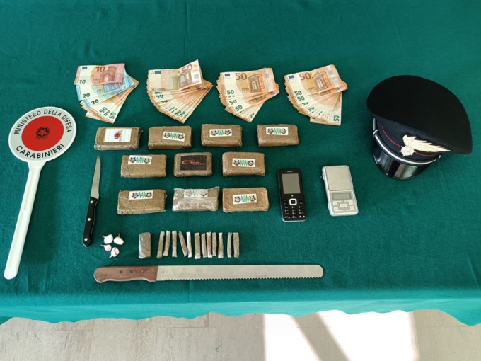 Mister hashish fermato in strada con 13 grammi di “fumo”: a casa ne nascondeva un chilo