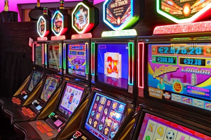 Ha la mano fortunata (ma non il Green pass) e la giocata gli costa 400 euro di multa