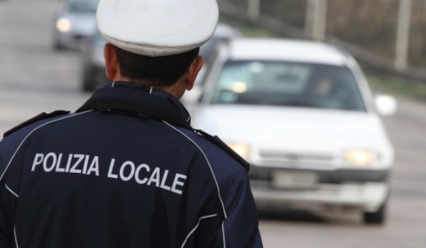 Serviva alcol anche ai minorenni: denunciato il dipendente di un bar di Rovigo