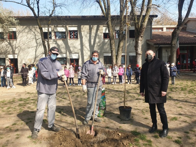 Giornata internazionale delle foreste: piantato un nuovo albero nel giardino per la scuola Donatoni