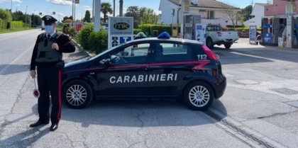 Ruba il portafoglio alla collega del magazzino Amazon e va a fare benzina con la sua carta di credito