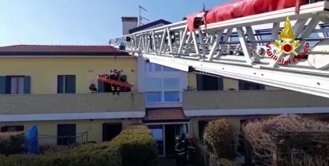 Ha la gamba ingessata e difficoltà motorie: l’ingresso in casa da “brividi” grazie ai Vigili del fuoco
