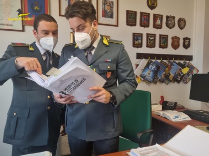 Aveva schiavizzato i suoi dipendenti, spacciava ed era ai domiciliari ma percepiva il reddito di cittadinanza