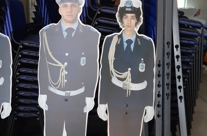 Sagome di vigili come “spaventapasseri” per automobilisti indisciplinati