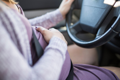 Il bimbo ha fretta di nascere: mamma partorisce in mezzo alla strada