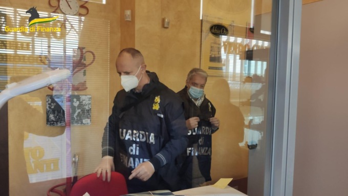Comprava e rivendeva oro in nero: imprenditrice di Adria nei guai