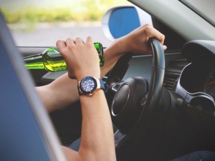 Alla guida dell’auto ubriaco, con il cellulare in mano senza patente e “fatto” di cocaina