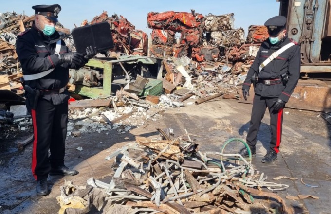 Carica il furgone di scarti ferrosi e tenta di disfarsene… ma non fa i conti con i Carabinieri
