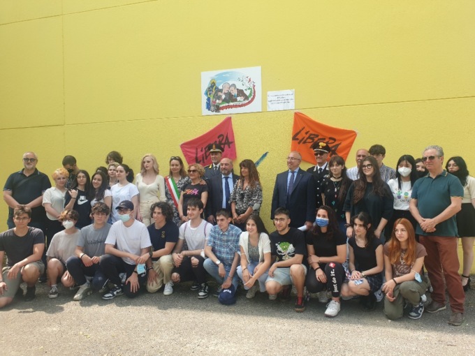 Trentennale della strage di Capaci: un murales per ricordare Falcone e Borsellino, vittime della mafia