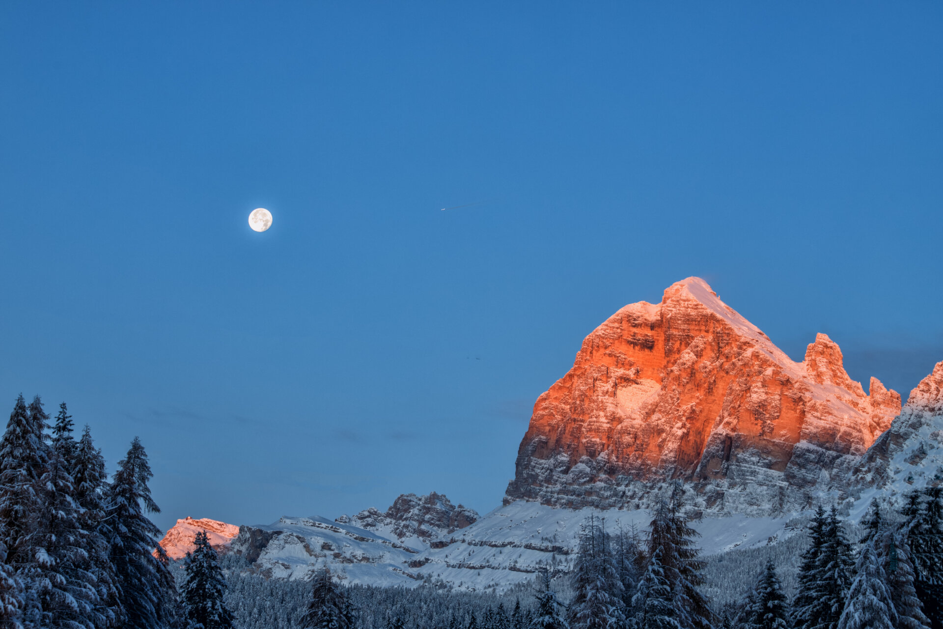 Cortina - Tofana di Rozes all'alba e la Luna