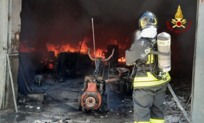 Paura a Lendinara per l’incendio di un capannone agricolo