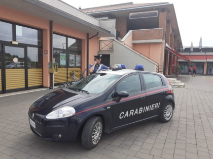 Bruciano l’auto per risarcimento dall’assicurazione ma i Carabinieri li incastrano con le prove raccolte sul campo