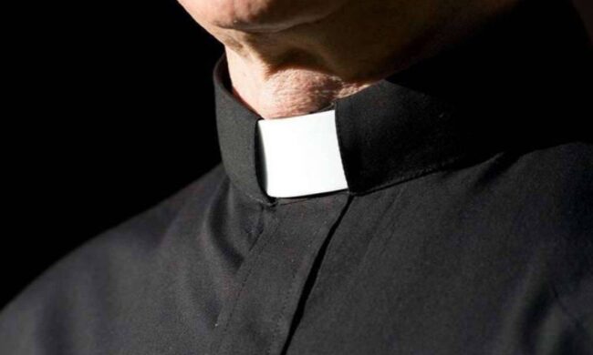 Diabolico piano di un rodigino: incastrava preti con una sexy 22enne e poi li ricattava