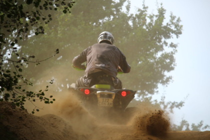 Giovane perde il controllo del quad e si ribalta: è gravissimo