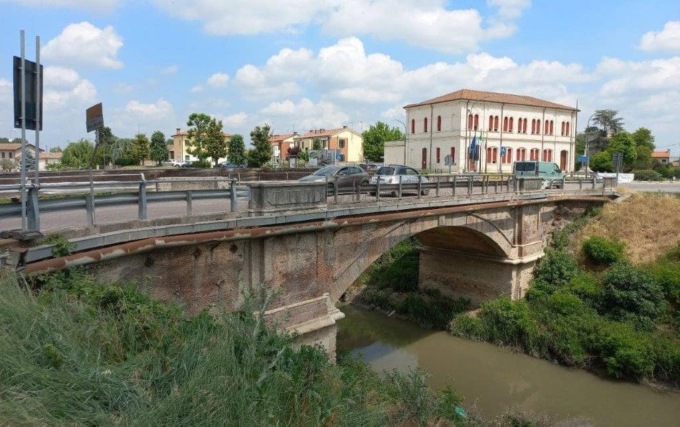 Il ponte di Giacciano con Baruchella va rinforzato: da lunedì (fino a settembre) la SR 482 chiusa al transito