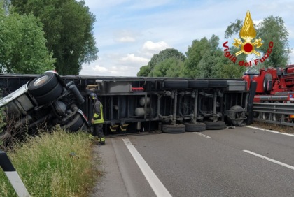 Il camion si ribalta e blocca la Transpolesana: traffico in direzione est deviato