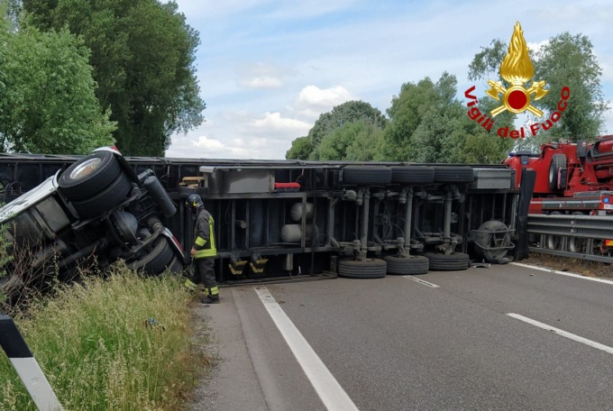 Il camion si ribalta e blocca la Transpolesana: traffico in direzione est deviato