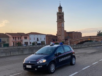 Sottoposto all’obbligo di firma, lo fermano in auto mentre va in caserma: aveva la patente falsa