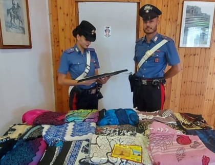 Vestitini, teli mare e oggetti per la casa venduti senza licenza: 5mila euro di multa al “vu cumprà” di Rosolina