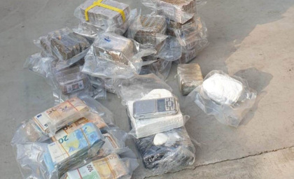 L’infallibile fiuto del cane antidroga scova 12 chili di droga nell’auto: trovati anche 59mila euro