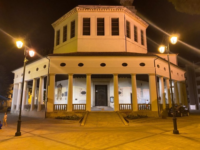 La chiesa della Rotonda splende di nuova luce: completato l’impianto di illuminazione del porticato