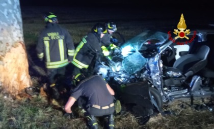 Villanova del Ghebbo, con l’auto finisce contro il platano: conducente ferita
