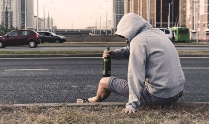 Ubriaco alla guida non tollera i sorpassi: ferma un automobilista e gli sferra un cazzotto in un occhio