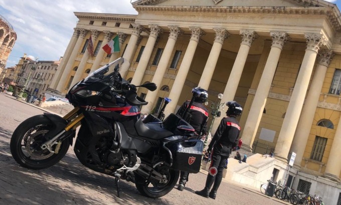 21enne rodigino litiga con tre giovani, li blocca e tenta di ammazzarli a coltellate