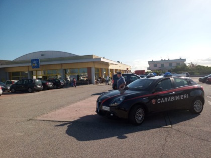 Rapinava supermercati armato di pistola e poi usava il taxi per allontanarsi