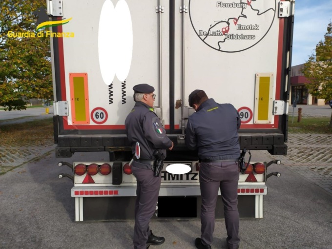 Cibo potenzialmente pericoloso proveniente dall’Est Europa: tir intercettato sulla Romea