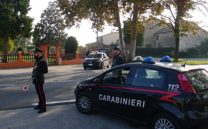 Entra in un negozio e ruba uno smartphone: a casa ne aveva un altro razziato
