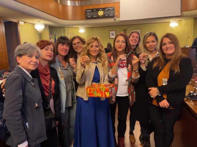 Protesta pacifica a Rovigo: raccolta di ciocche di capelli per le donne iraniane