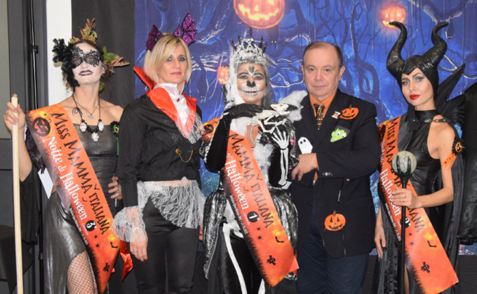 Miss Mamma Italiana notte di Halloween 2022: il sorriso più bello è quello della 55enne Enrica Bonamici