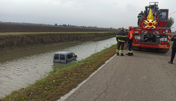 Finisce nel canale con il furgoncino e rischia di annegare insieme all’amato cane