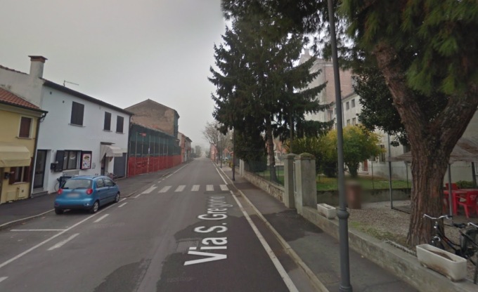 Sparatoria dopo l’inseguimento da film: il mistero dei tre banditi a bordo di un bolide Bmw