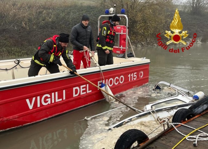 Pontile di Stienta, video e foto della pilotina affondata nel Po e recuperata dai Vigili dei fuoco